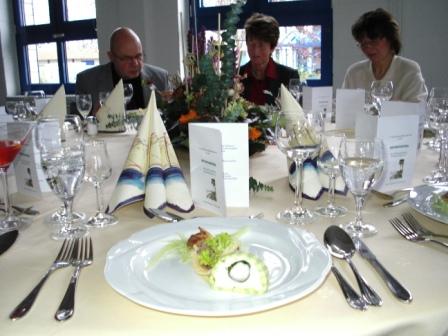Zweierlei vom Aal, Fischterrine mit Aal auf Senf-Dillsauce, heiß geräucherter Aal auf Gurkenspaghetti, Salatbukett in der Käsehippe. Foto: Eckart Kreitlow
